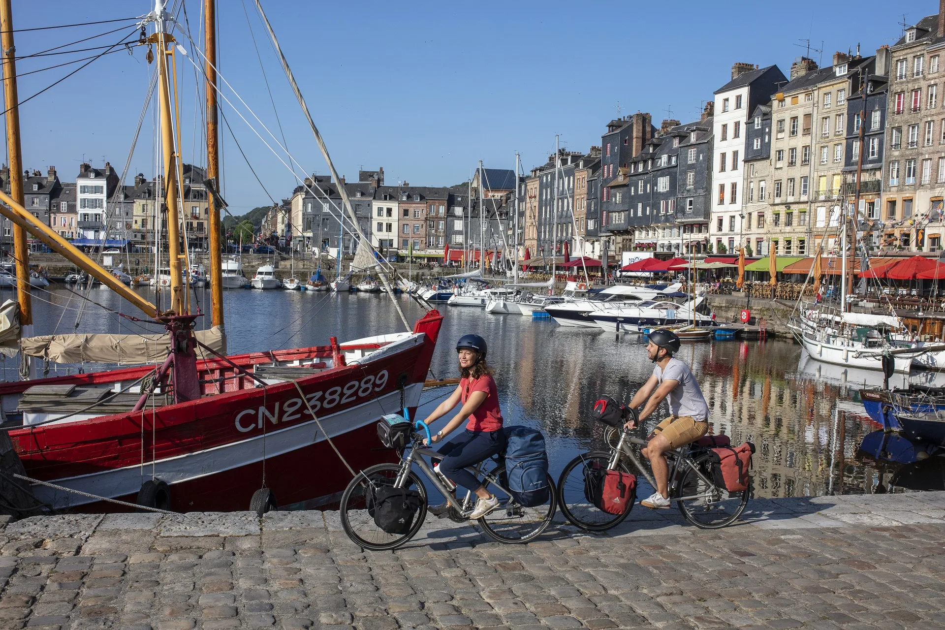 velo_honfleur_vieuxbassin_couple_summer