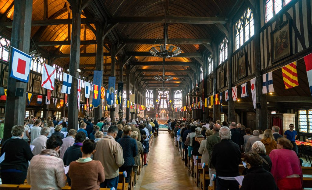 Fete-des-Marins-Honfleur_cérémonie à l'église Sainte-Catherine-L.Pilon