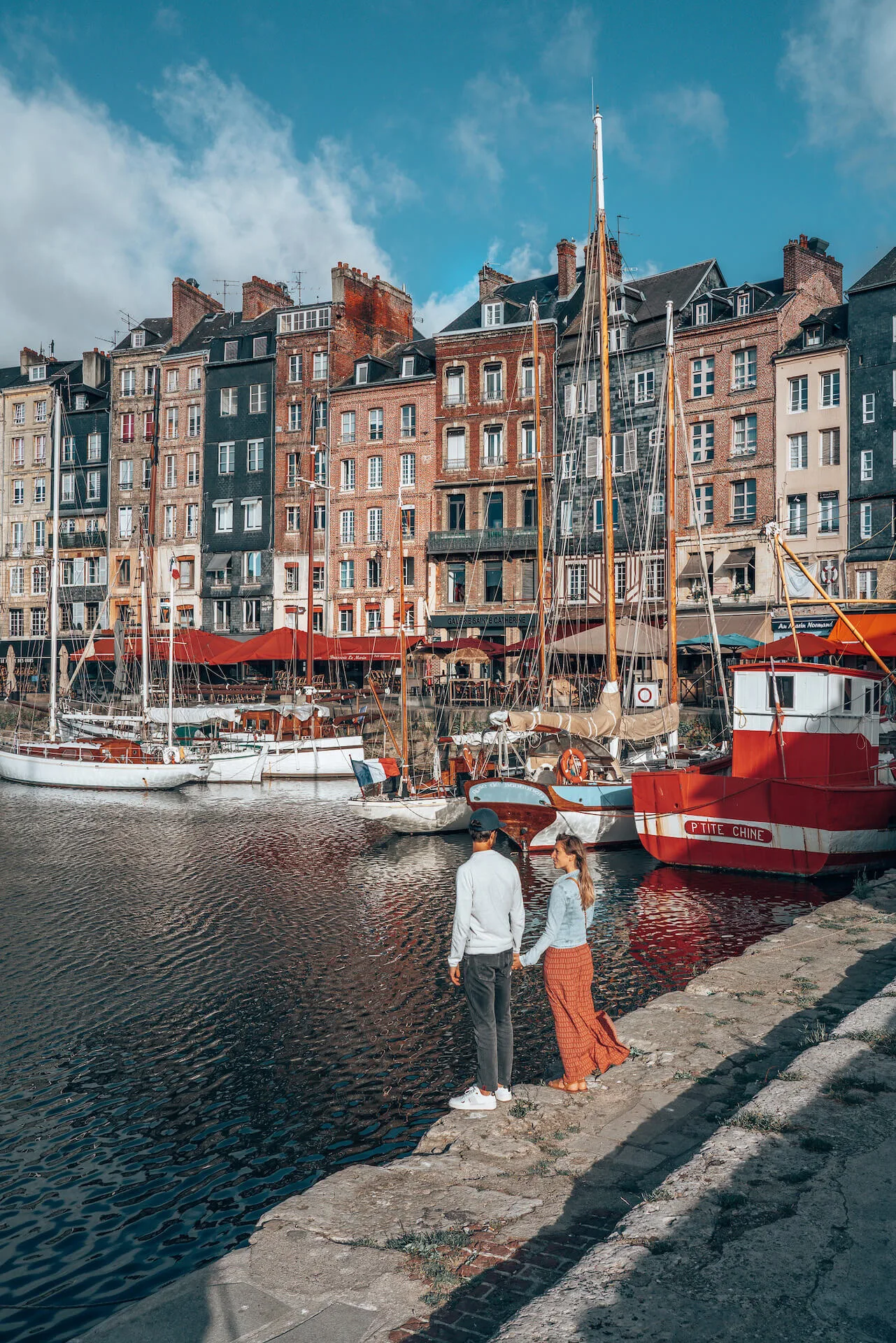 Couple_sur_le_Vieux_Bassin_de_Honfleur-Les_Droners_