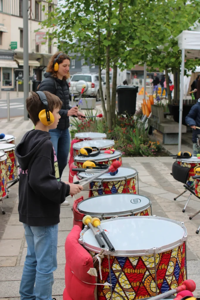 Le Rendez-vous des savoir-faire_Beuzeville_8 mai 2024 à Beuzeville, initiation à la batucada
