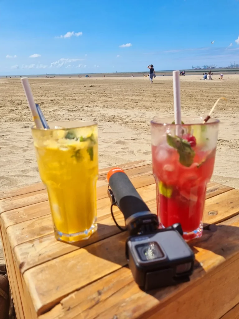 Trinken Sie am Strand von Honfleur