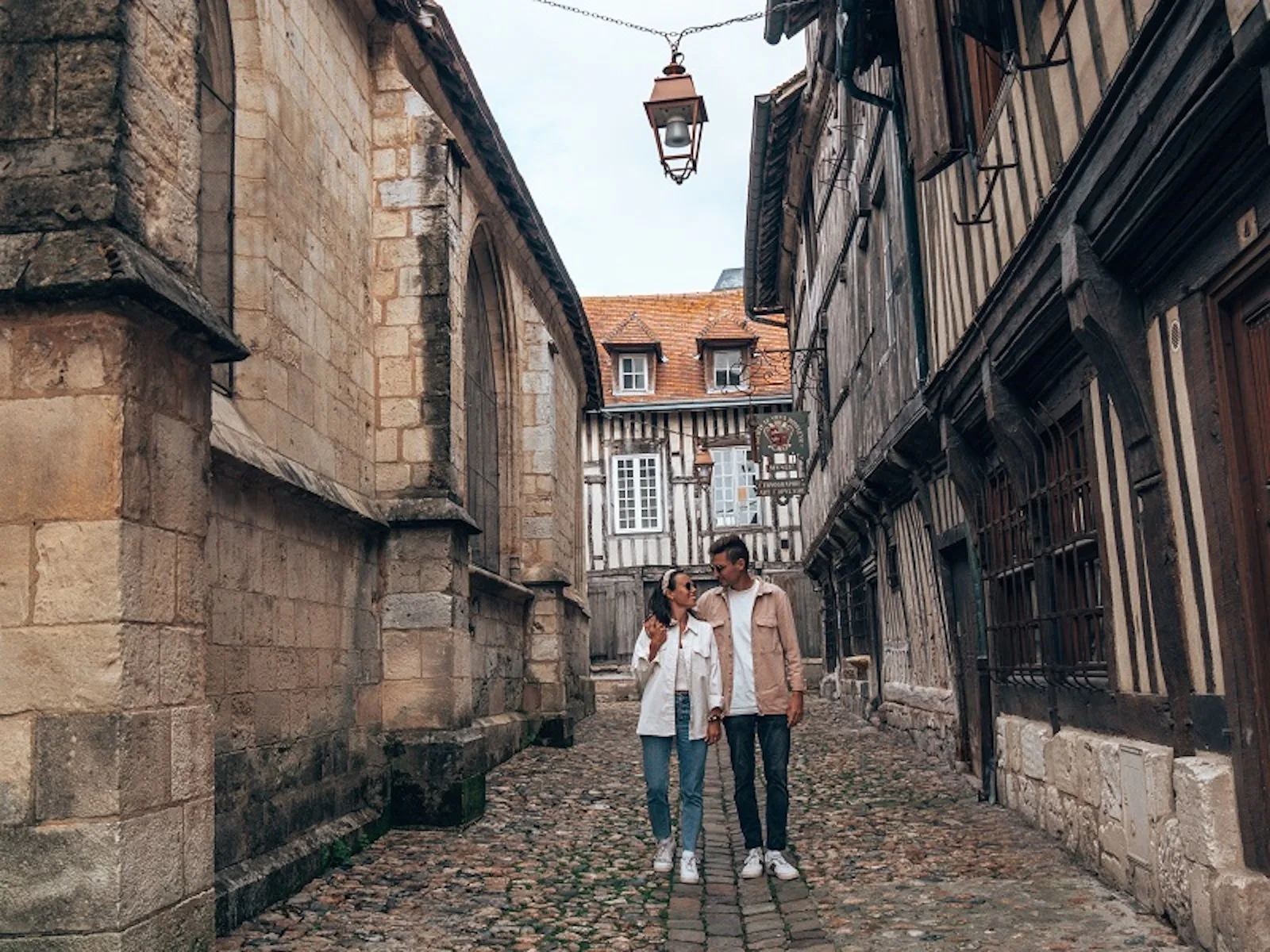 Paar geht in Honfleur spazieren