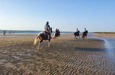Promenade à cheval sur la plage_centre équestre de la Morelle