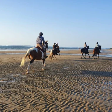 Promenade à cheval sur la plage_centre équestre de la Morelle