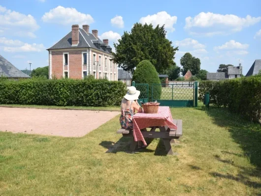 Table de pique nique en pleine nature autour de Honfleur, à Conteville