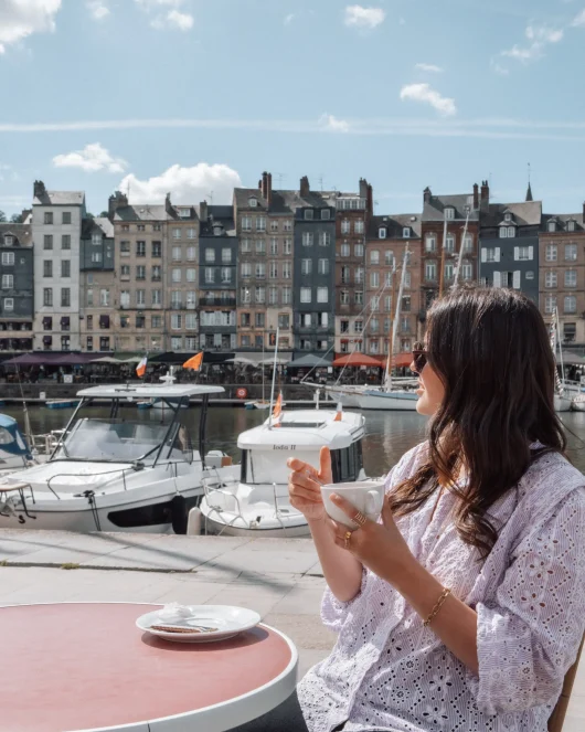 Café en terrasse autour du vieux bassin de Honfleur