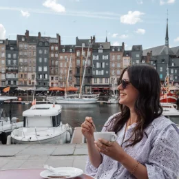 Honfleur, café en terrasse autour du vieux bassin, cité médiévale en Normandie