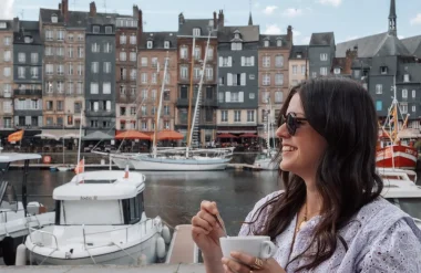 Honfleur, Café auf der Terrasse rund um das alte Becken, mittelalterliche Stadt in der Normandie