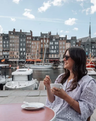Honfleur, café en terrasse autour du vieux bassin, cité médiévale en Normandie