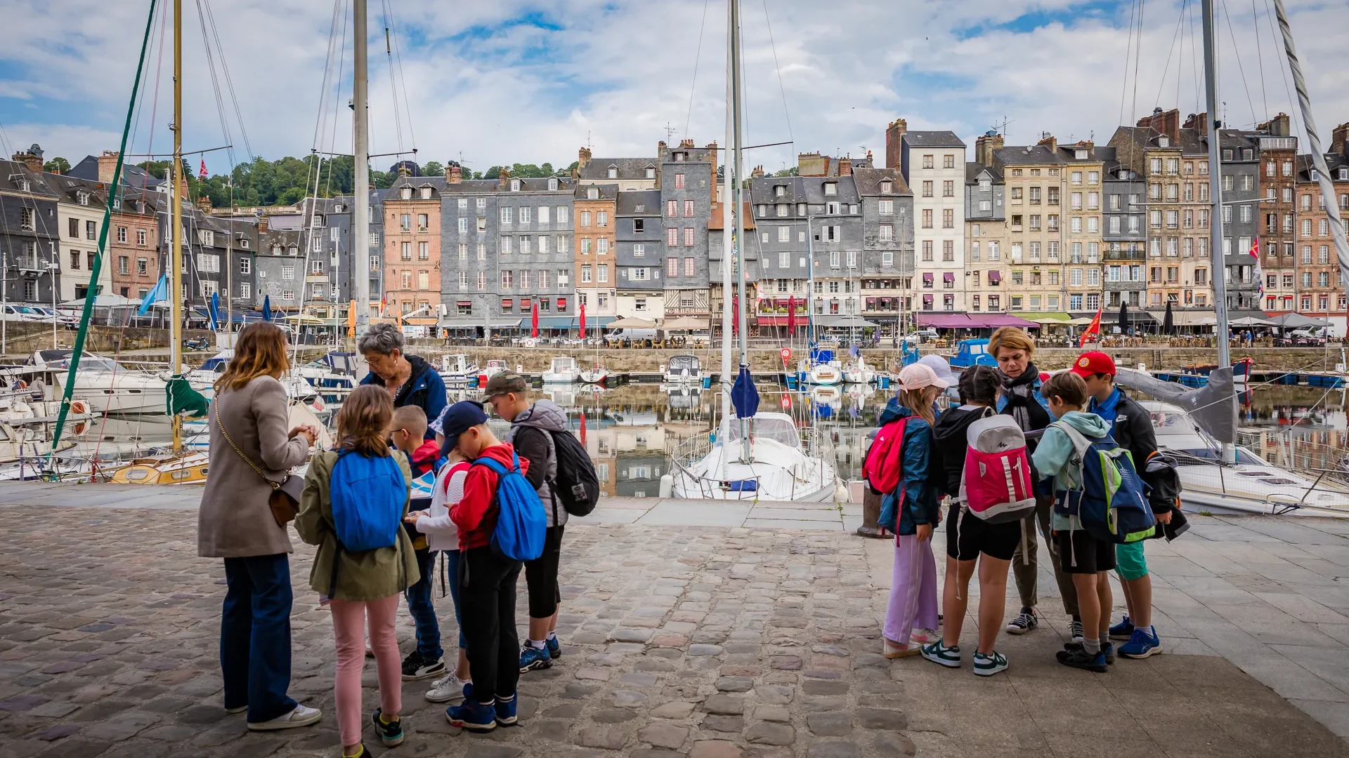 Honfleur en groupe, visite avec scolaires sur le vieux bassin à Honfleur