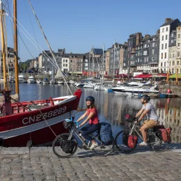 velo_honfleur_vieuxbassin_couple_summer