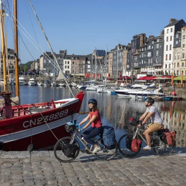 velo_honfleur_vieuxbassin_couple_été