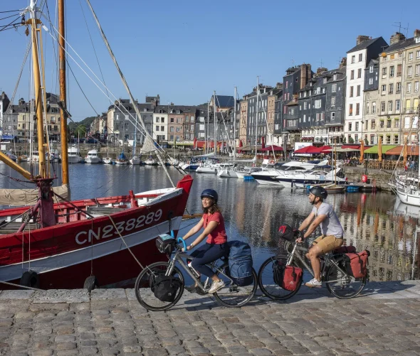velo_honfleur_vieuxbassin_couple_summer