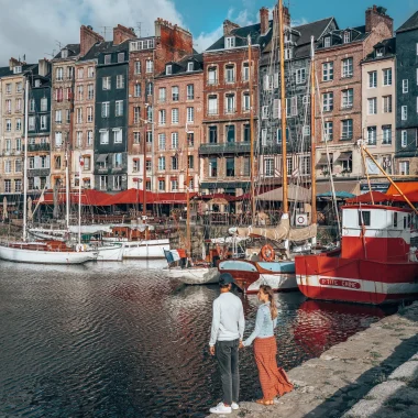 Couple_sur_le_Vieux_Bassin_de_Honfleur-Les_Droners_