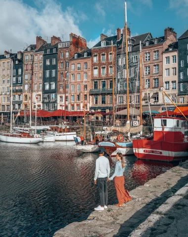 Couple_sur_le_Vieux_Bassin_de_Honfleur-Les_Droners_