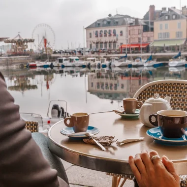 Café en terrasse autour du Vieux Bassin - Honfleur