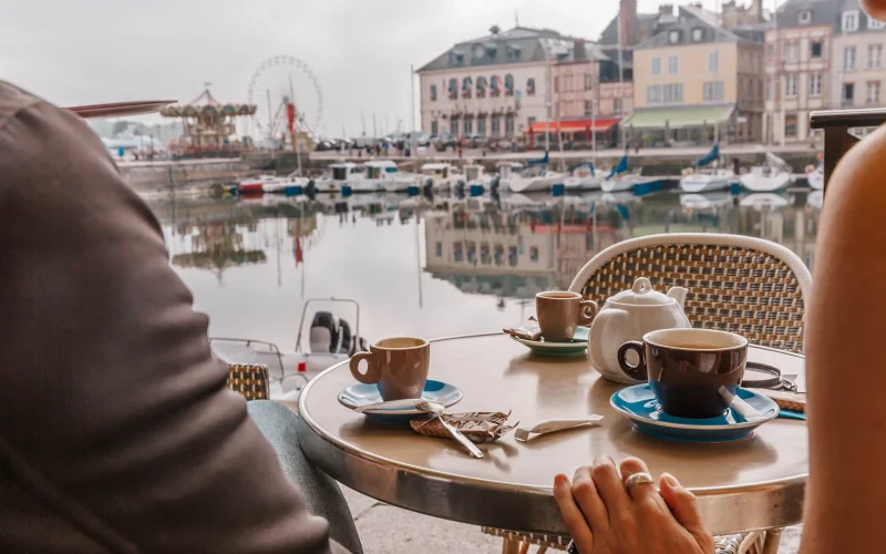 Café en terrasse autour du Vieux Bassin - Honfleur