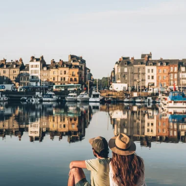 Couple contemplant le Vieux Bassin_Honfleur