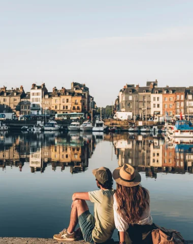 Couple contemplant le Vieux Bassin_Honfleur