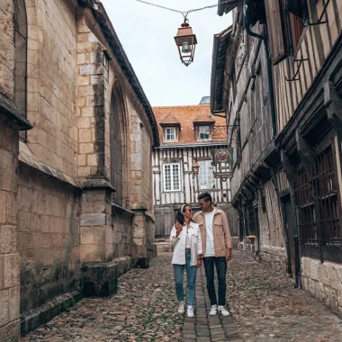Couple se promenant à Honfleur
