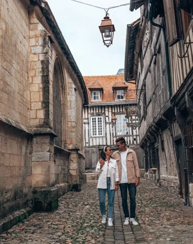Couple se promenant à Honfleur